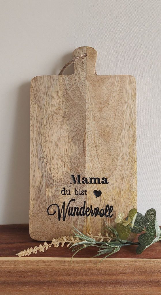 Personalisiertes Holzbrett mit Gravur